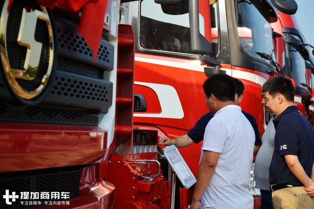 36个月不限里程，最长20万公里免费保养，陕汽德龙X3000财富版牵引车上市 - 第11张