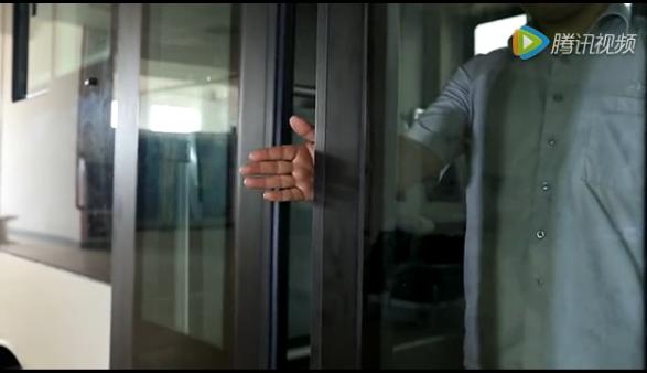 再也不担心上车被门夹 海格业内首推智能塞拉门公交