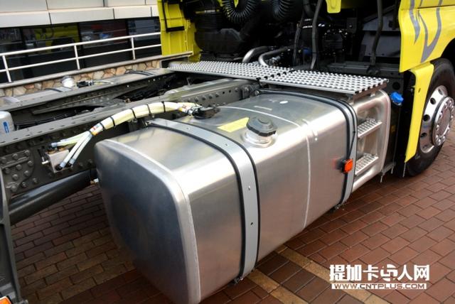 低鞍座+1160L油箱 重汽又一款上海车展参展车型曝出 - 第3张