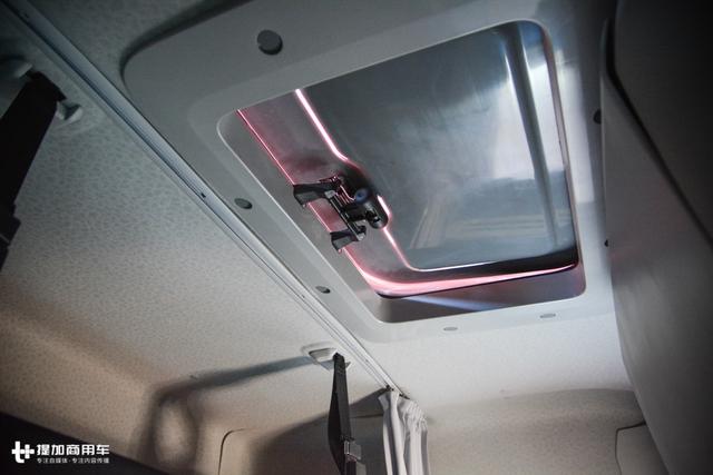普遍存漏水隐患,这些“高端”的国产重卡,竟连天窗都没有做好? - 第2张 - 提加商用车网 普遍存漏水隐患,这些“高端”的国产重卡,竟连天窗都没有做好? - 第2张