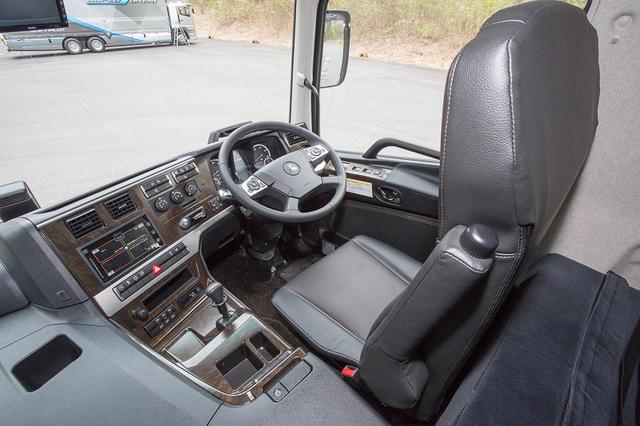 后视镜都有雨刮器，奢华到不敢想象？日本三菱新款重卡详解