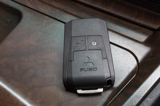 后视镜都有雨刮器，奢华到不敢想象？日本三菱新款重卡详解