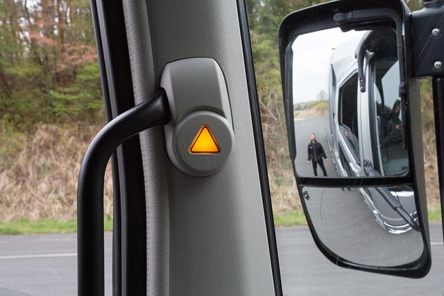 后视镜都有雨刮器，奢华到不敢想象？日本三菱新款重卡详解