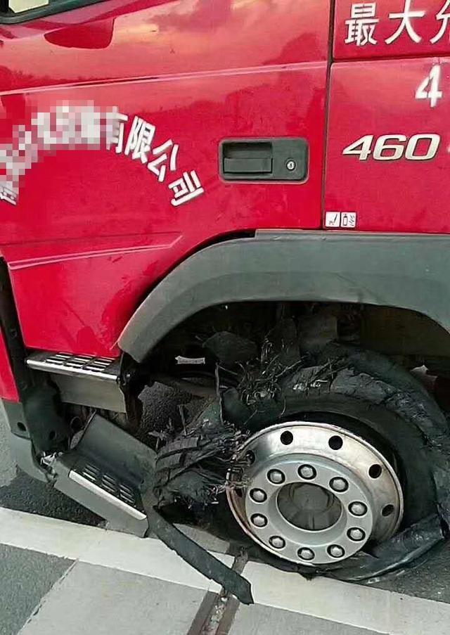 卡车突然爆胎依然稳稳停车，沃尔沃卡车上的这项功能太强大了 - 第2张