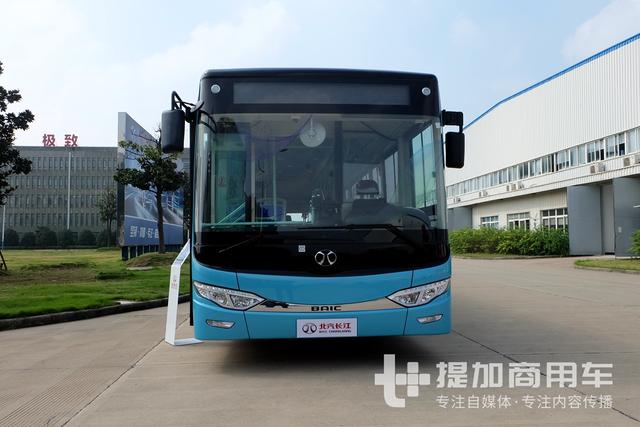 平地板+空气悬架，能装超过160人，北汽长江18米BRT公交实拍 - 第2张