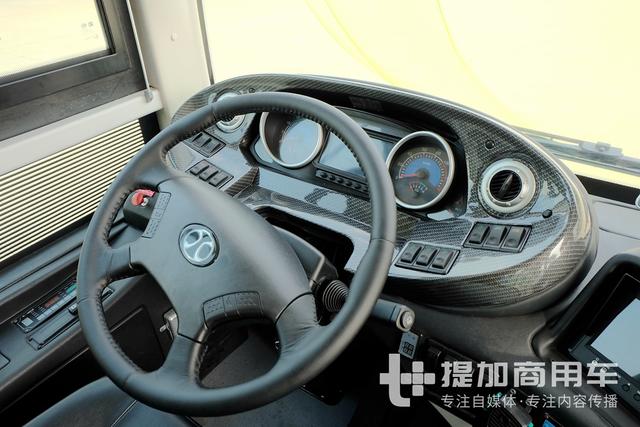 平地板+空气悬架，能装超过160人，北汽长江18米BRT公交实拍 - 第15张