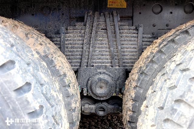 350马力发动机,设计载重75吨,前四后八的东风天龙KC自卸车实拍 - 第10张 - 提加商用车网 350马力发动机,设计载重75吨,前四后八的东风天龙KC自卸车实拍 - 第10张