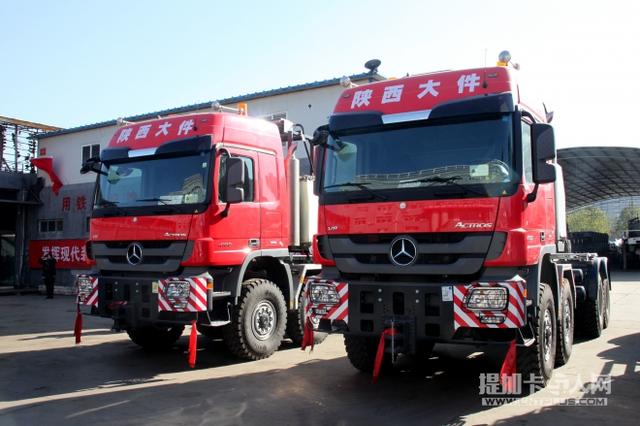 把1048吨的庞然大物运输了上千公里 什么卡车这么牛？