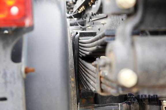 欧系、日系卡车的集合体?华菱汉马H6港口牵引车实拍 - 第15张 - 提加商用车网 欧系、日系卡车的集合体?华菱汉马H6港口牵引车实拍 - 第15张