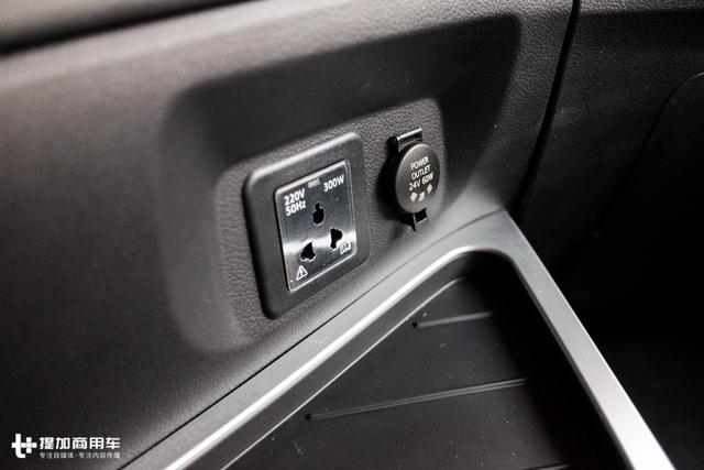 驾驶室加长加宽,内饰更高级,2018升级版华菱汉马H7牵引车详解 - 第7张 - 提加商用车网 驾驶室加长加宽,内饰更高级,2018升级版华菱汉马H7牵引车详解 - 第7张