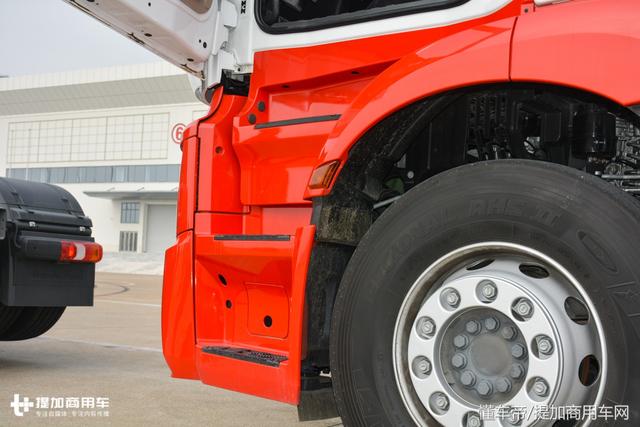 这辆6X4的奔驰Actros牵引车只有一个卧铺,它到底是用来运啥的? - 第5张 - 提加商用车网 这辆6X4的奔驰Actros牵引车只有一个卧铺,它到底是用来运啥的? - 第5张