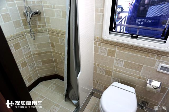 这是售价超300万的国产卡车？带车顶观景台，货箱是豪华会客厅