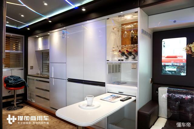 这是售价超300万的国产卡车？带车顶观景台，货箱是豪华会客厅