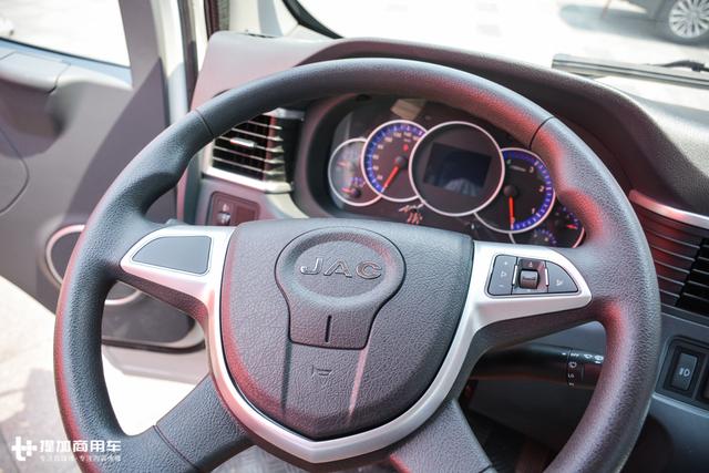 前轴3片板簧,内饰设计数第一?江淮新上市的骏铃V3快递版轻卡详解 - 第14张 - 提加商用车网 前轴3片板簧,内饰设计数第一?江淮新上市的骏铃V3快递版轻卡详解 - 第14张