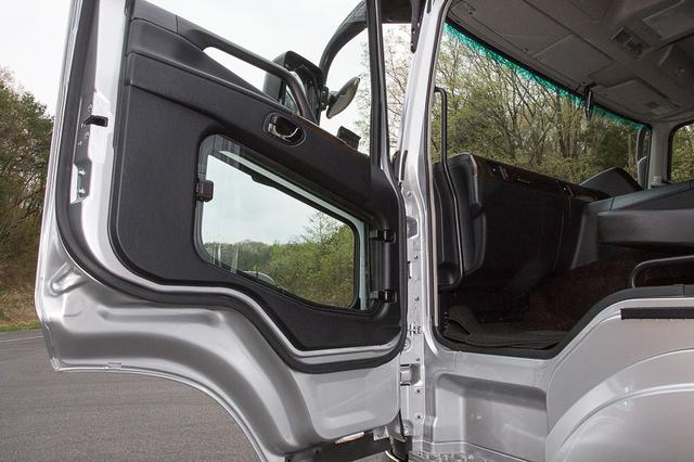 后视镜都有雨刮器，奢华到不敢想象？日本三菱新款重卡详解