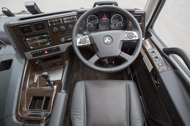 后视镜都有雨刮器，奢华到不敢想象？日本三菱新款重卡详解