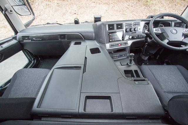 后视镜都有雨刮器，奢华到不敢想象？日本三菱新款重卡详解