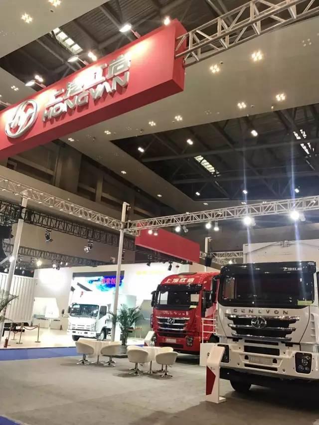 自重仅8.7吨，配法士特自动挡的红岩杰狮牵引车亮相