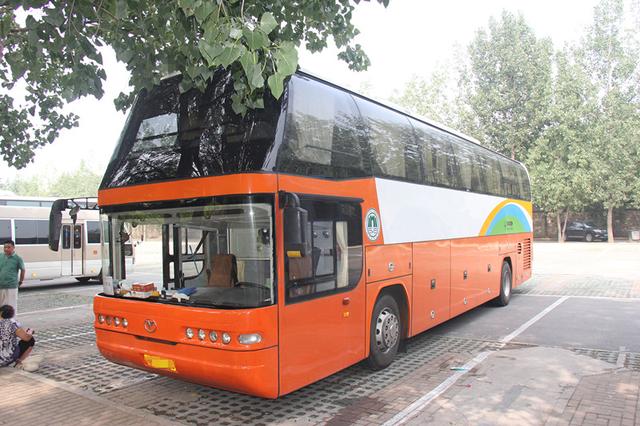 公铁竞争压力下要淘汰一层半客车？这位青年层半客车老司机很不解 - 第1张