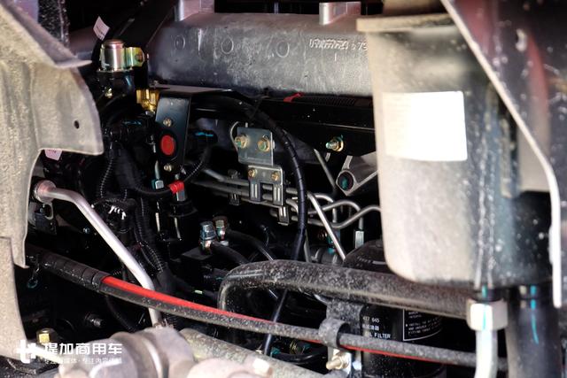 350马力发动机,设计载重75吨,前四后八的东风天龙KC自卸车实拍 - 第4张 - 提加商用车网 350马力发动机,设计载重75吨,前四后八的东风天龙KC自卸车实拍 - 第4张