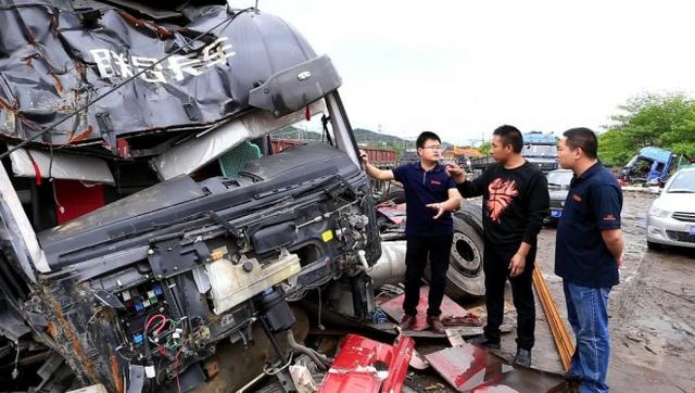 联合卡车那么牛?严重车祸中驾驶室后移救司机一命 - 第5张 - 提加商用车网 联合卡车那么牛?严重车祸中驾驶室后移救司机一命 - 第5张