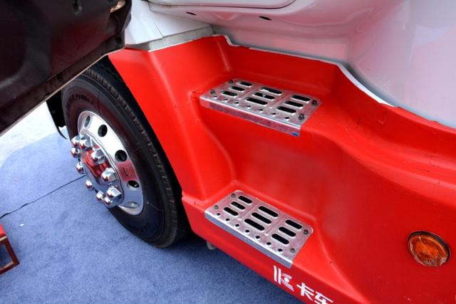 竟然是比赛用车  柳汽T7长头卡车低配版实拍 - 第3张