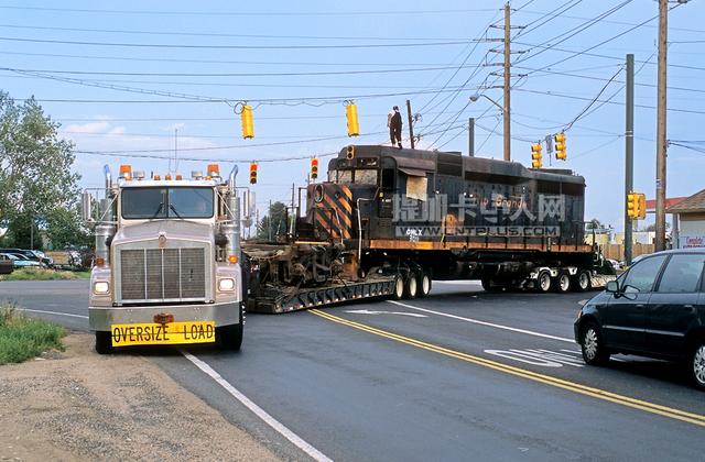 太震撼了 这些卡车竟然能拉大轮船、火车车厢
