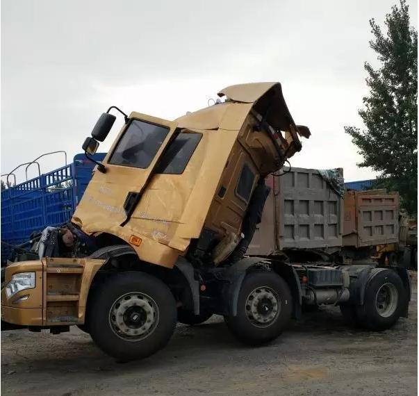 驾驶室严重变形人只是皮外伤 华菱重卡有这么强？ - 第2张