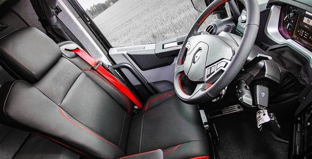 碳纤维外观+真皮内饰 雷诺新款T系高配版重卡详解