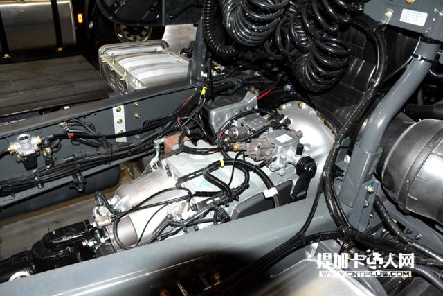 全新标识投入使用 白色天龙旗舰牵引车首次公开亮相 - 第5张 - 提加商用车网 全新标识投入使用 白色天龙旗舰牵引车首次公开亮相 - 第5张