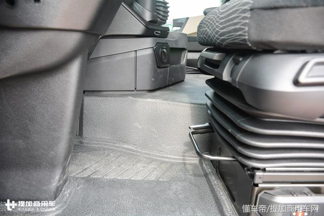 这辆6X4的奔驰Actros牵引车只有一个卧铺,它到底是用来运啥的? - 第8张 - 提加商用车网 这辆6X4的奔驰Actros牵引车只有一个卧铺,它到底是用来运啥的? - 第8张