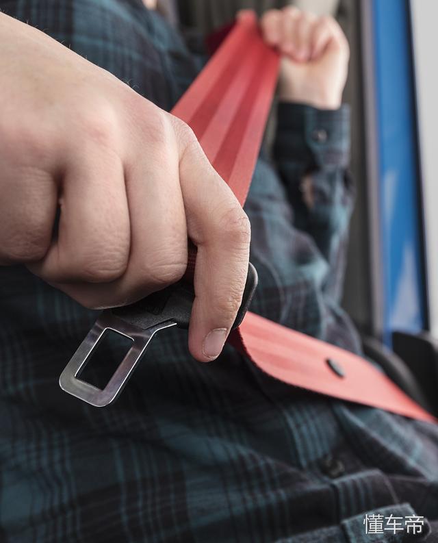 车辆碰撞时只有安全带发挥作用，国产卡车的安全性其实低的吓人