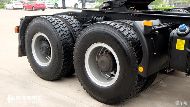 拉120吨时速还能达到80公里？欧曼550马力重载版GTL牵引车实拍