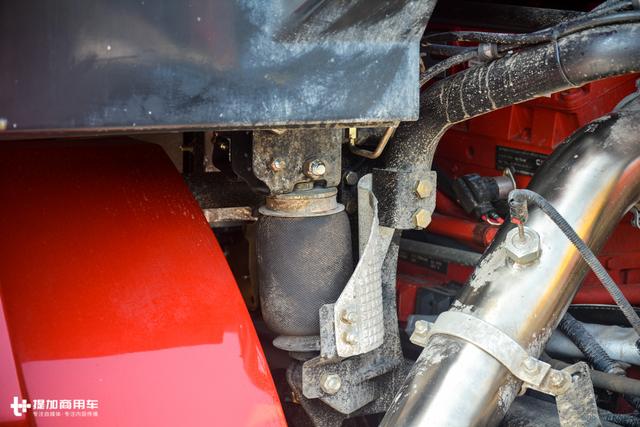 千升油箱+最正宗的康明斯发动机,还有专属涂装,陕汽德龙X3000财富版牵引车图解 - 第11张 - 提加商用车网 千升油箱+最正宗的康明斯发动机,还有专属涂装,陕汽德龙X3000财富版牵引车图解 - 第11张