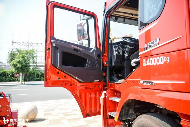 千升油箱+最正宗的康明斯发动机,还有专属涂装,陕汽德龙X3000财富版牵引车图解 - 第13张 - 提加商用车网 千升油箱+最正宗的康明斯发动机,还有专属涂装,陕汽德龙X3000财富版牵引车图解 - 第13张