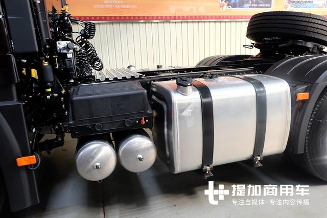 加入车身彩绘,仅有一辆?解放J6十周年纪念版重卡实拍 - 第7张 - 提加商用车网 加入车身彩绘,仅有一辆?解放J6十周年纪念版重卡实拍 - 第7张