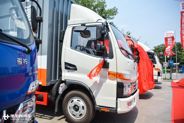 前轴3片板簧,内饰设计数第一?江淮新上市的骏铃V3快递版轻卡详解 - 第10张 - 提加商用车网 前轴3片板簧,内饰设计数第一?江淮新上市的骏铃V3快递版轻卡详解 - 第10张