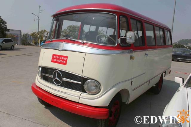 奔驰也有经典面包车？古董级的奔驰O319迷你巴士实拍 - 第5张