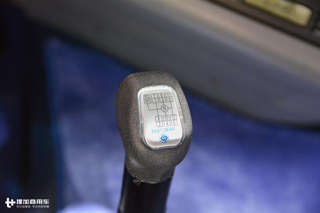 油耗子乐坏了?红岩杰狮560马力牵引车配1060升油箱 - 第4张 - 提加商用车网 油耗子乐坏了?红岩杰狮560马力牵引车配1060升油箱 - 第4张