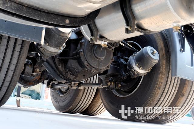 自重最轻7.9吨，10万公里长换油，解放J6危化品牵引车详解 - 第12张