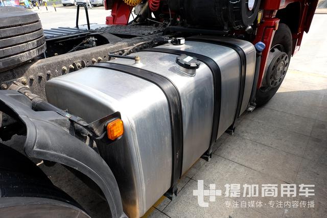 和德龙X3000黄金版有啥不同？陕汽康明斯财富版牵引车详解