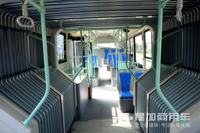 平地板+空气悬架，能装超过160人，北汽长江18米BRT公交实拍 - 第10张
