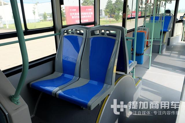 平地板+空气悬架，能装超过160人，北汽长江18米BRT公交实拍 - 第12张