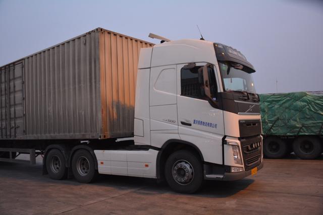 这个小伙疯了？耗资130万买豪车国内跑货运