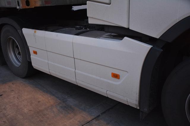 这个小伙疯了？耗资130万买豪车国内跑货运