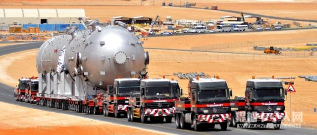 把1048吨的庞然大物运输了上千公里 什么卡车这么牛？