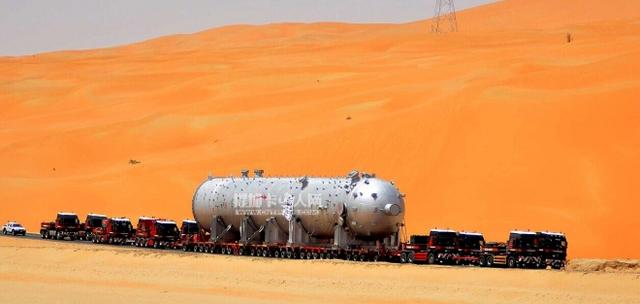 把1048吨的庞然大物运输了上千公里 什么卡车这么牛？