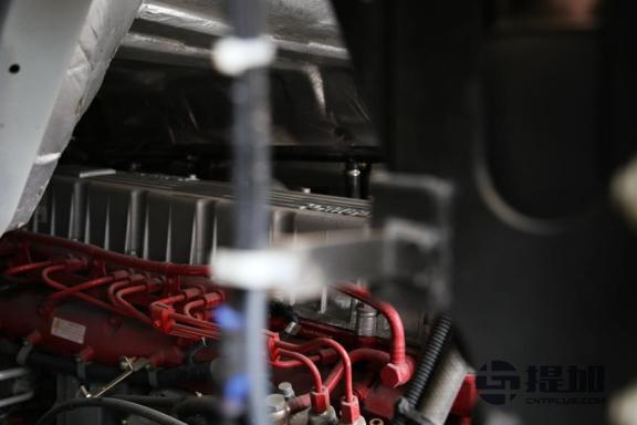 欧系、日系卡车的集合体？华菱汉马H6港口牵引车实拍 - 第8张