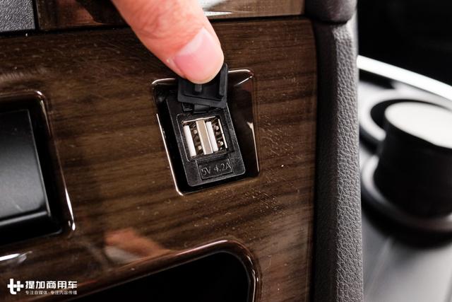 驾驶室加长加宽,内饰更高级,2018升级版华菱汉马H7牵引车详解 - 第8张 - 提加商用车网 驾驶室加长加宽,内饰更高级,2018升级版华菱汉马H7牵引车详解 - 第8张