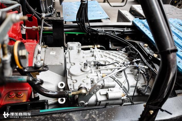 驾驶室加长加宽,内饰更高级,2018升级版华菱汉马H7牵引车详解 - 第25张 - 提加商用车网 驾驶室加长加宽,内饰更高级,2018升级版华菱汉马H7牵引车详解 - 第25张